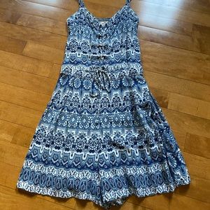 Hollister romper. Size small. Adjustable straps.